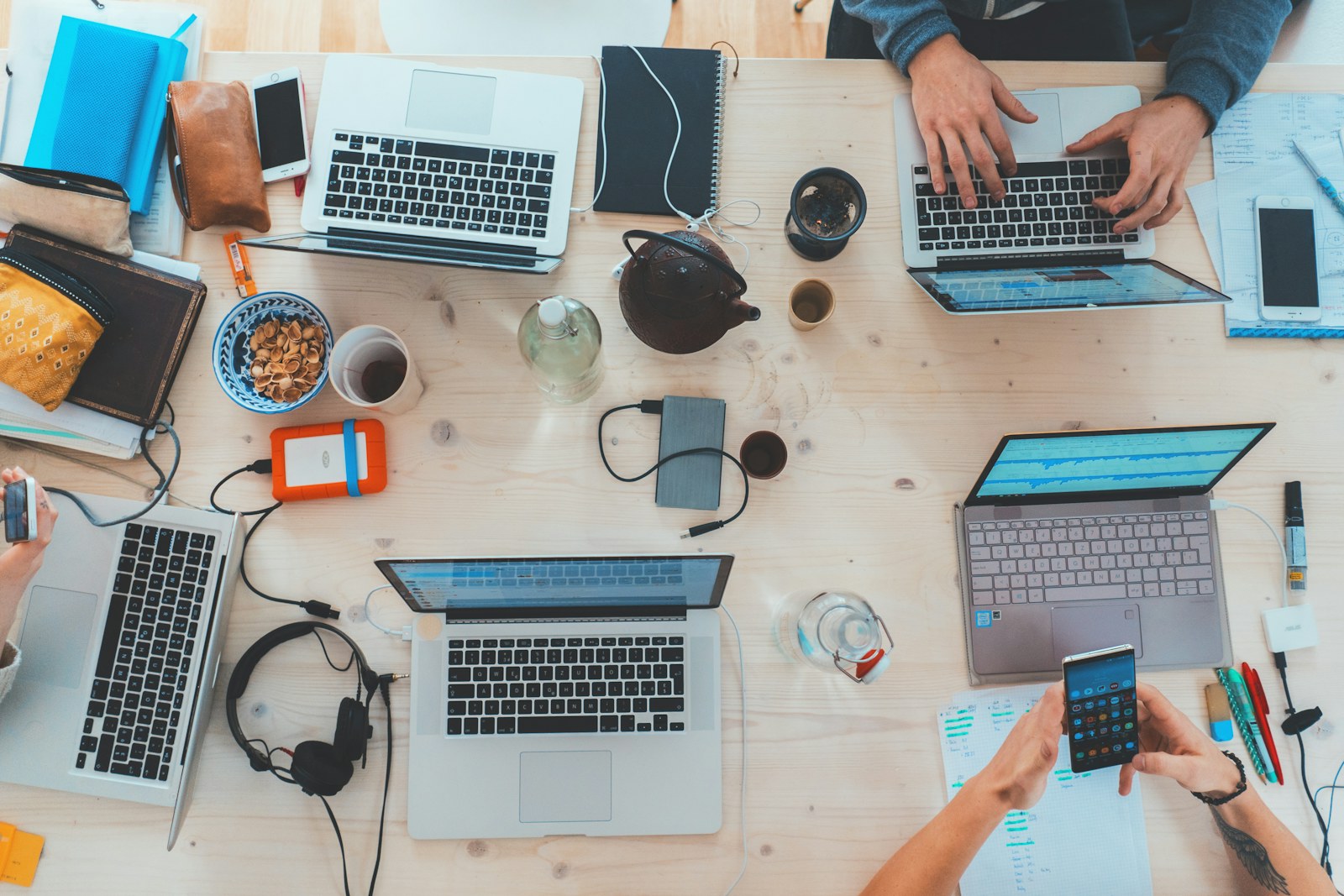 Mesa com computadores em atividade acadêmica